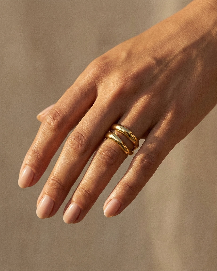 Axelle Ring on hand