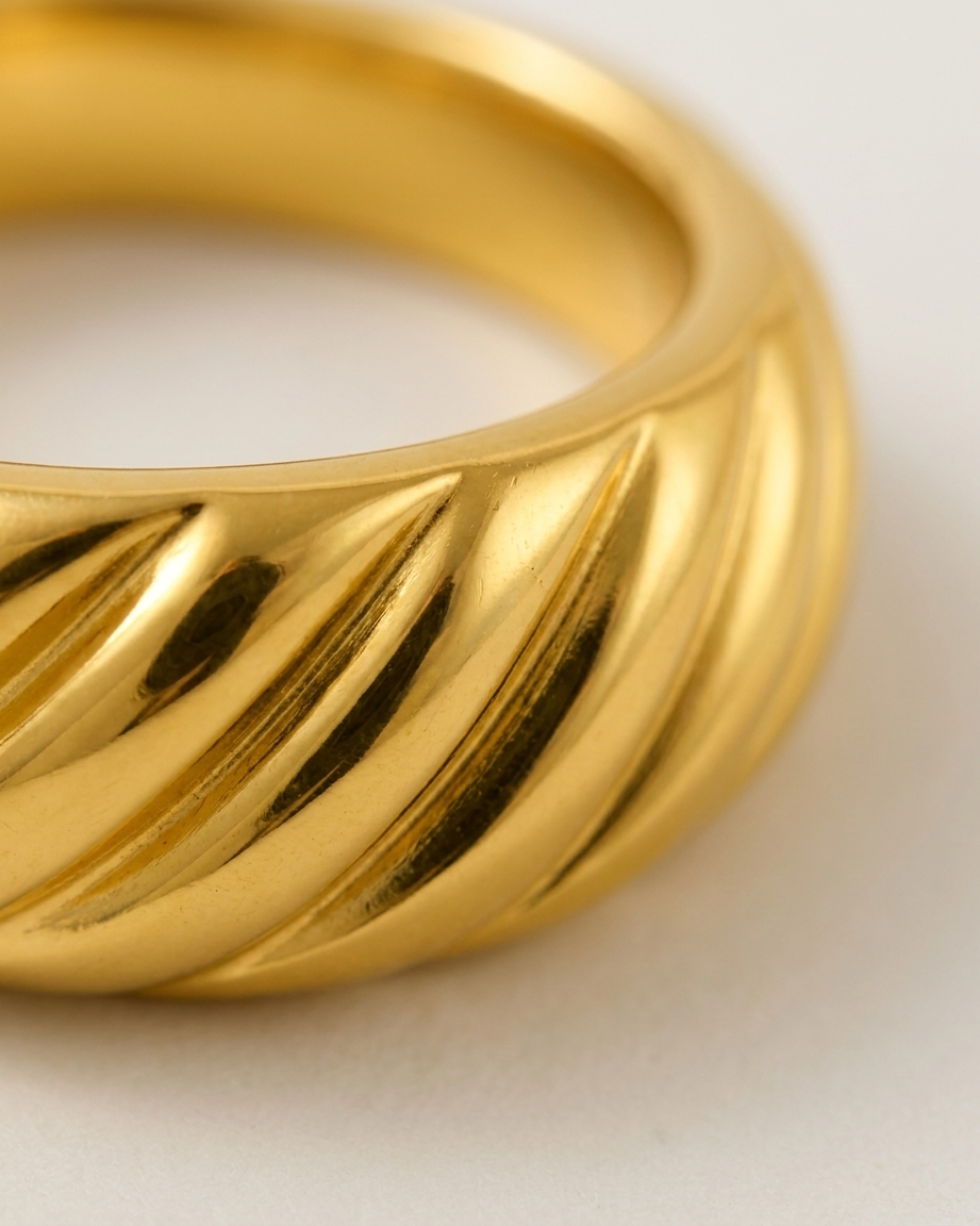 Elia Ring macro detail