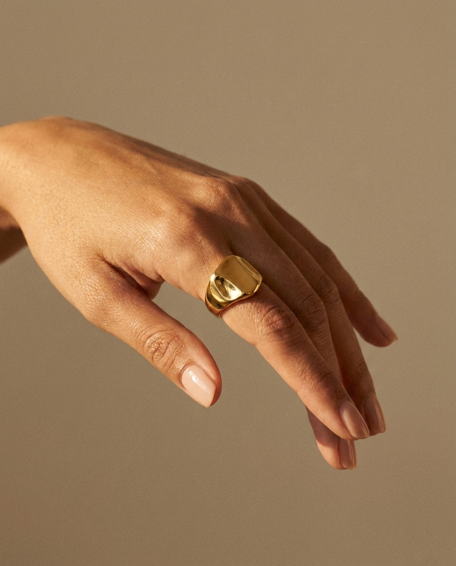 Clara Ring on hand