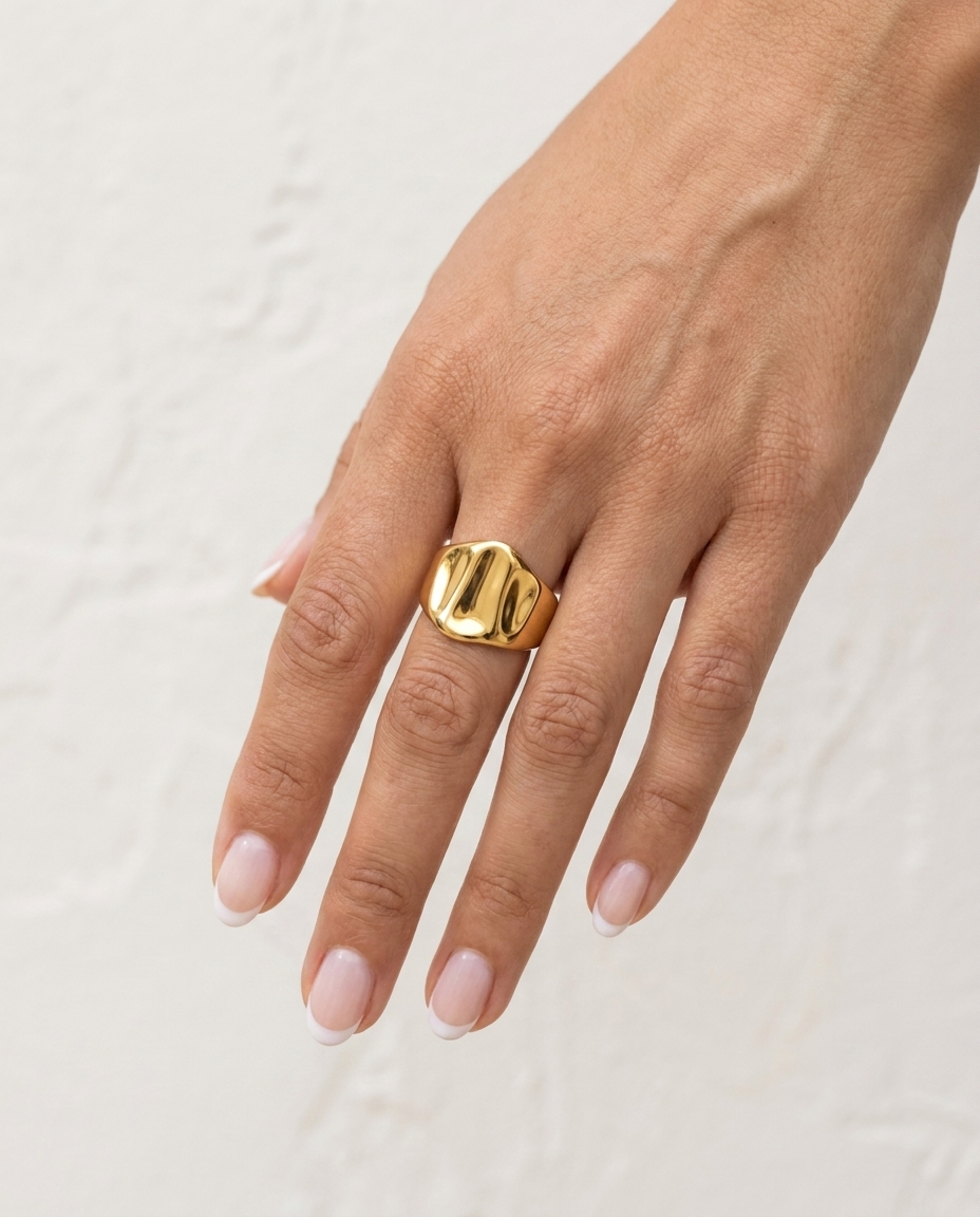 Clara Ring cream wall hand