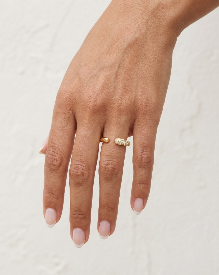 Noa Ring cream wall hand