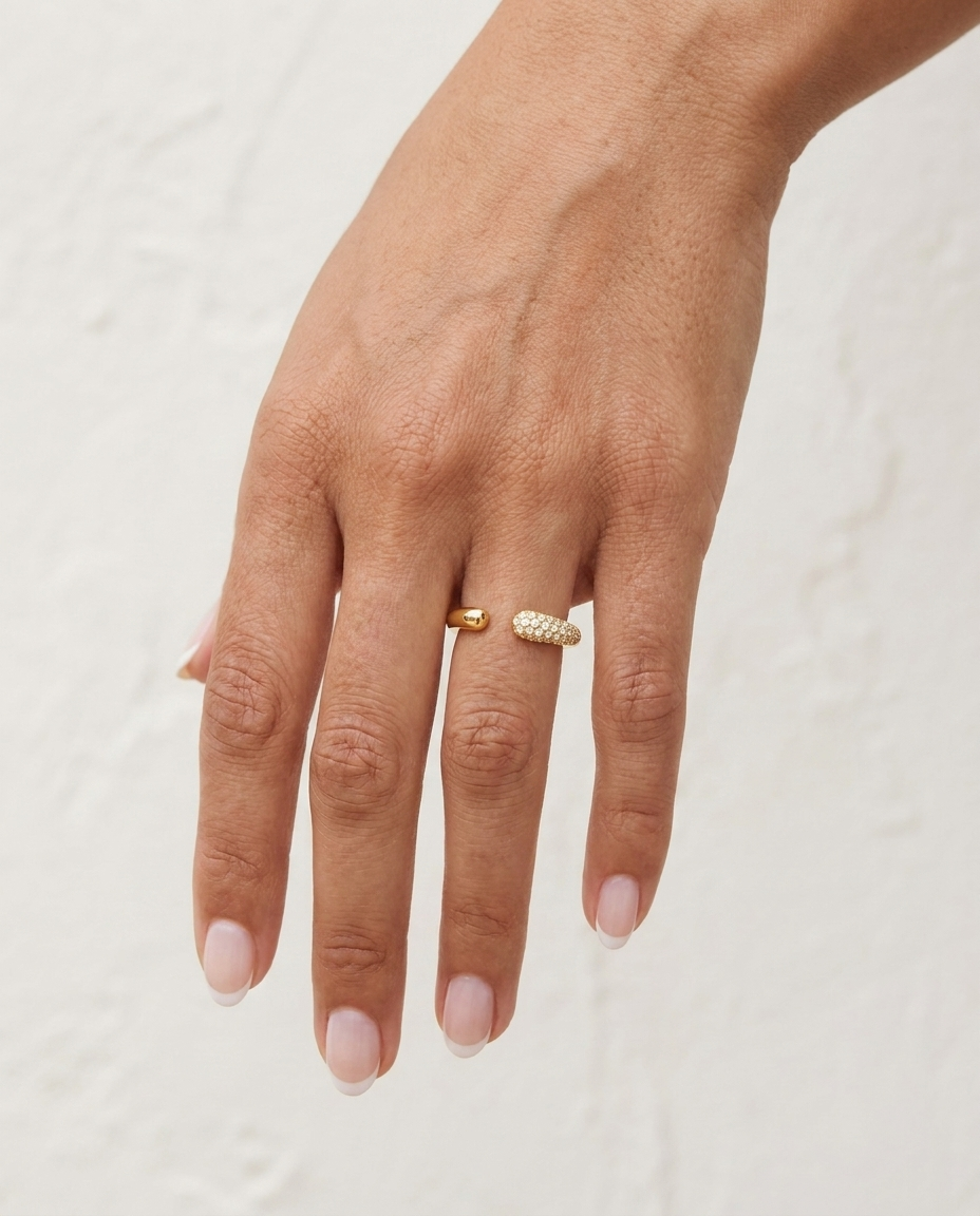 Noa Ring cream wall hand