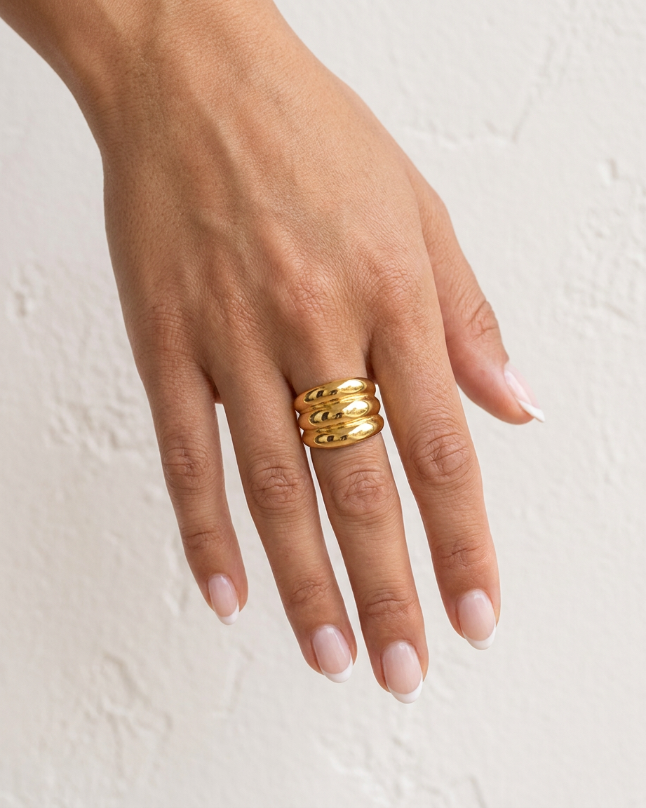 Pepa Ring cream wall hand
