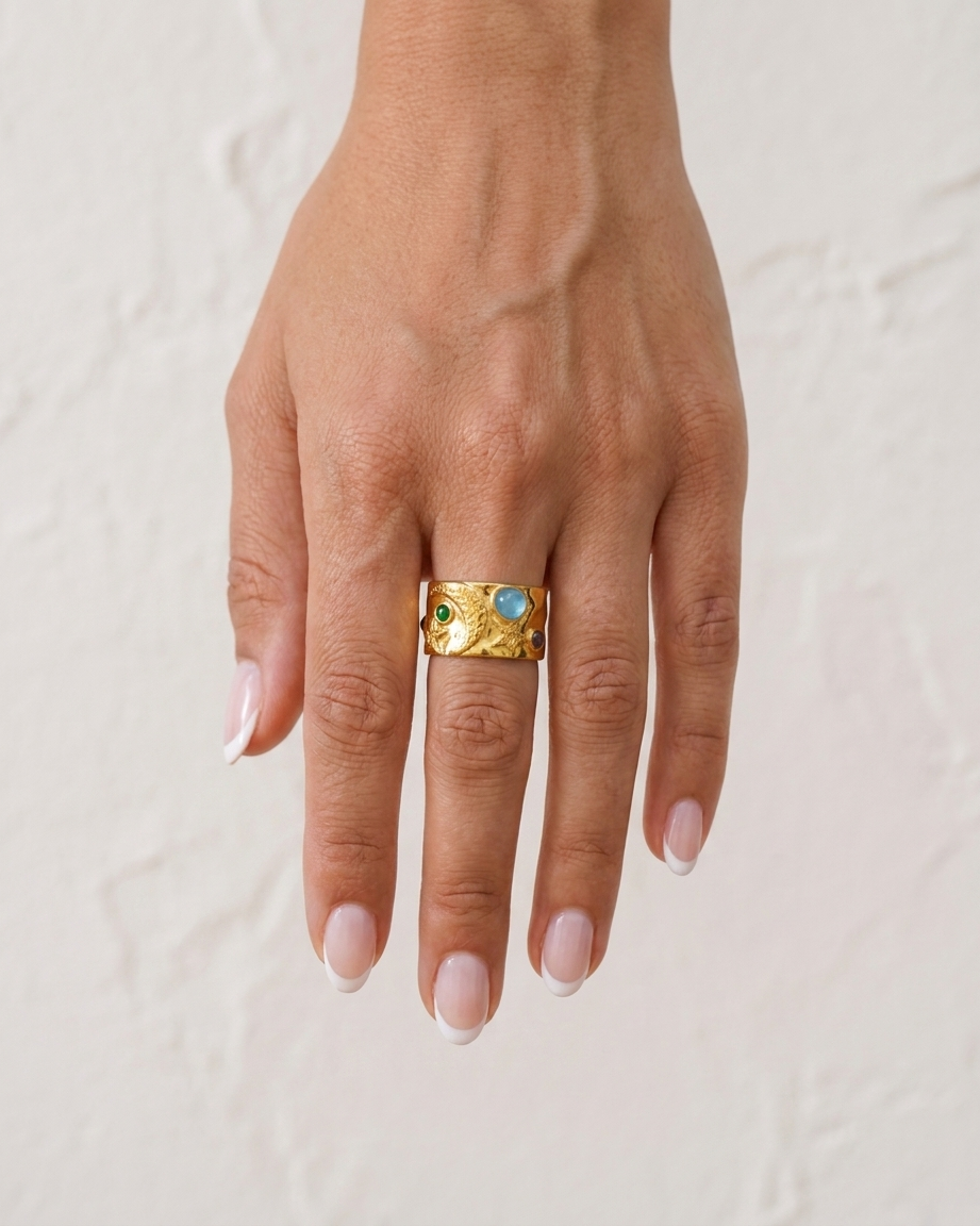 Estelle Ring cream wall hand