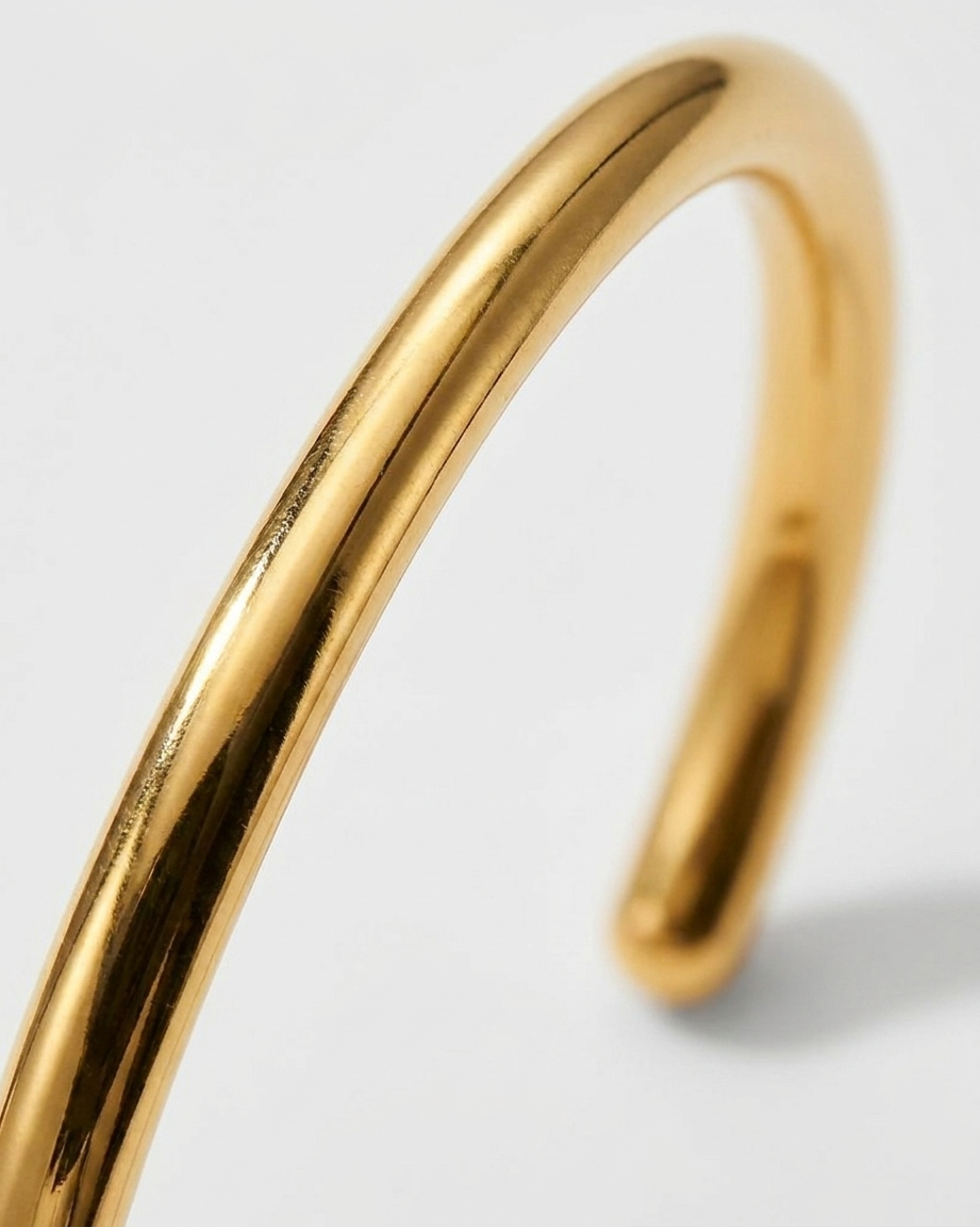 Solene Gold Bangle macro detail