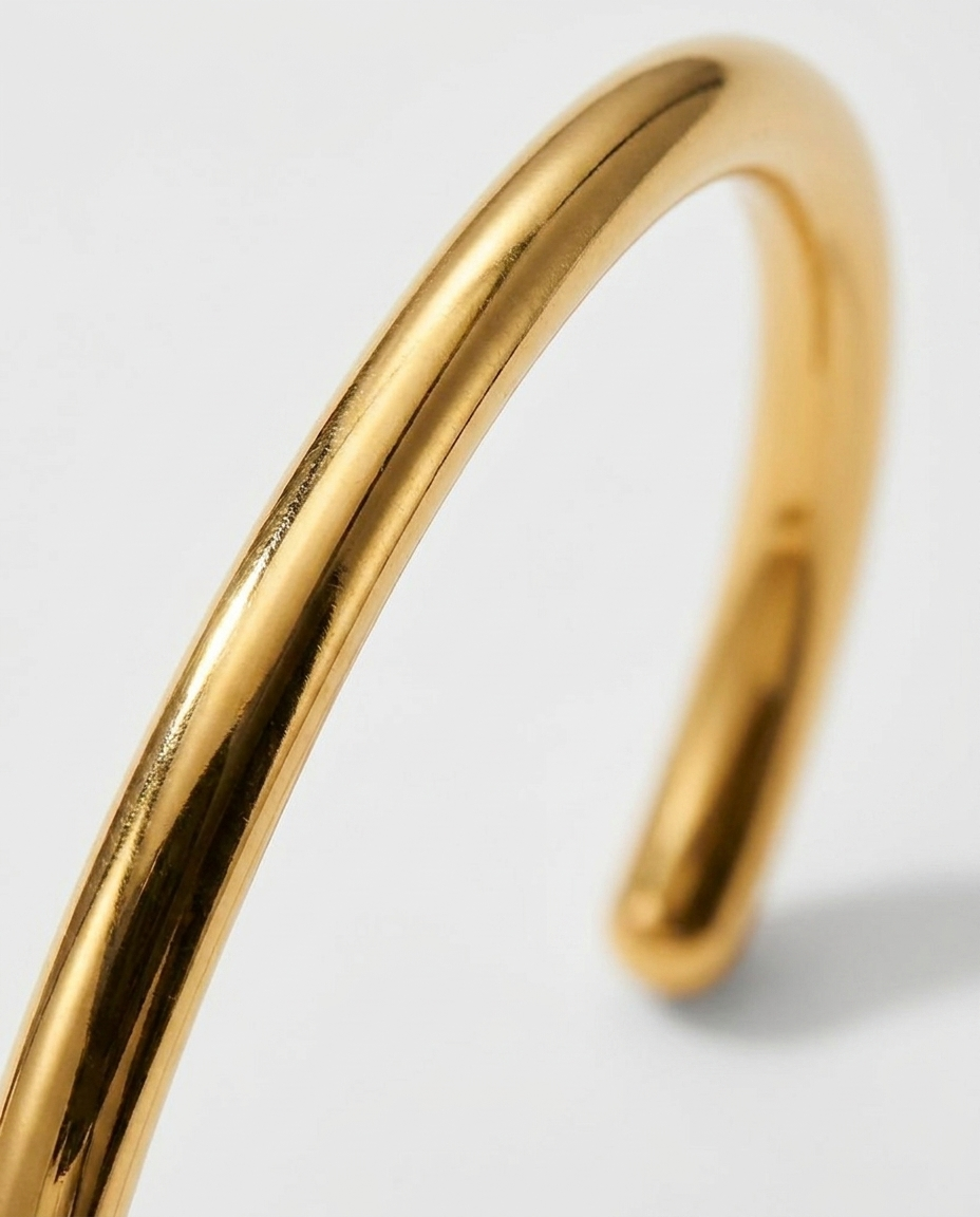 Solene Gold Bangle macro detail