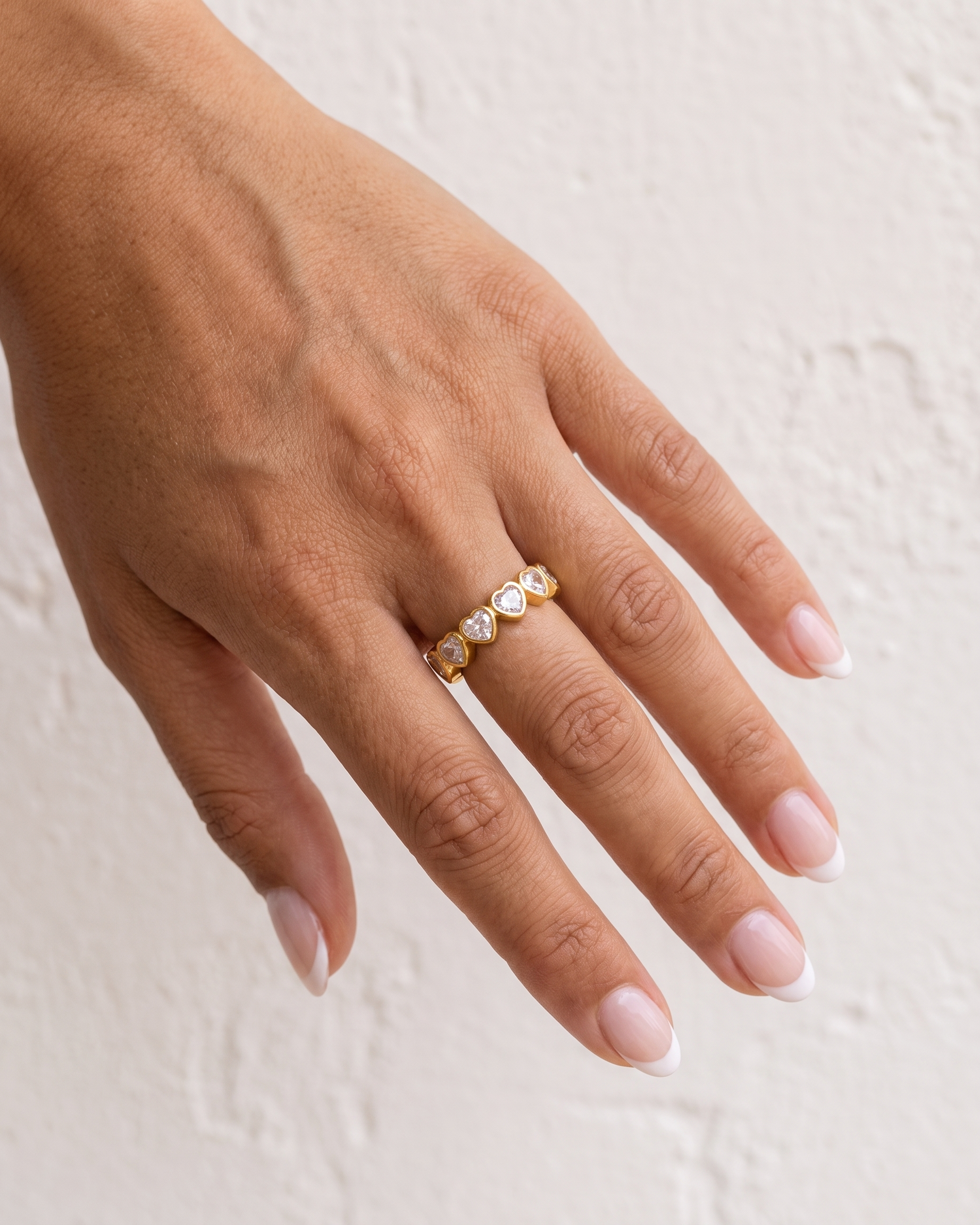 Freya Ring on hand