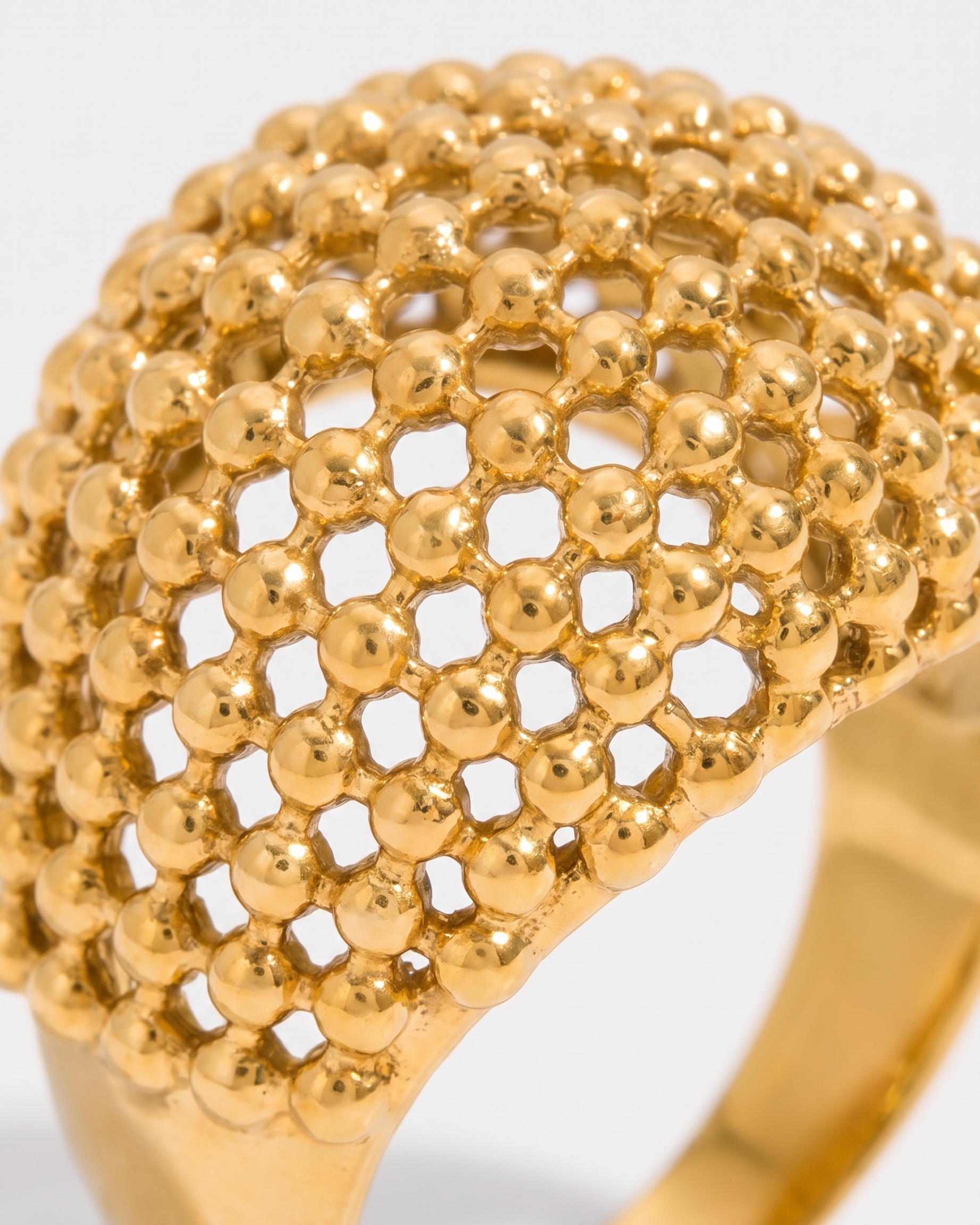 Maille gold dome ring openwork macro detail