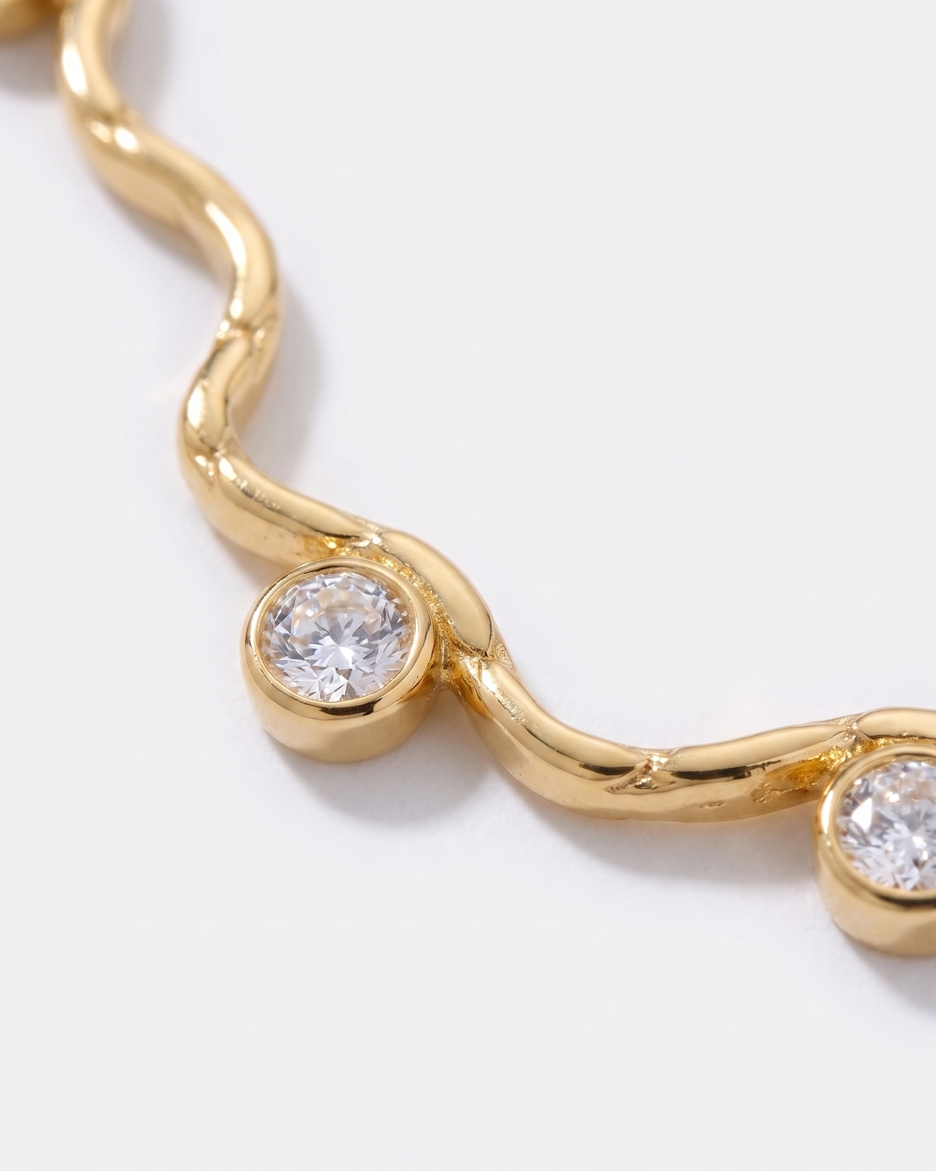 Riviere wavy gold zircon necklace macro detail