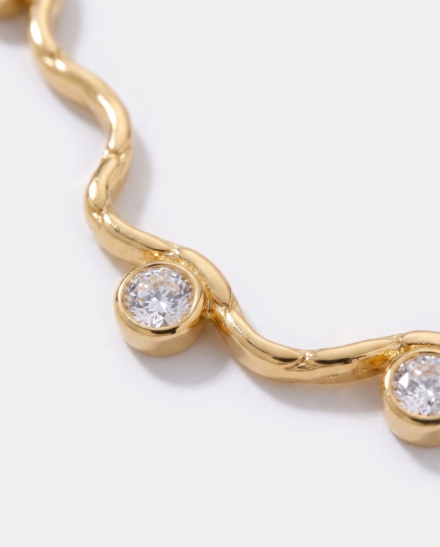 Riviere wavy gold zircon necklace macro detail