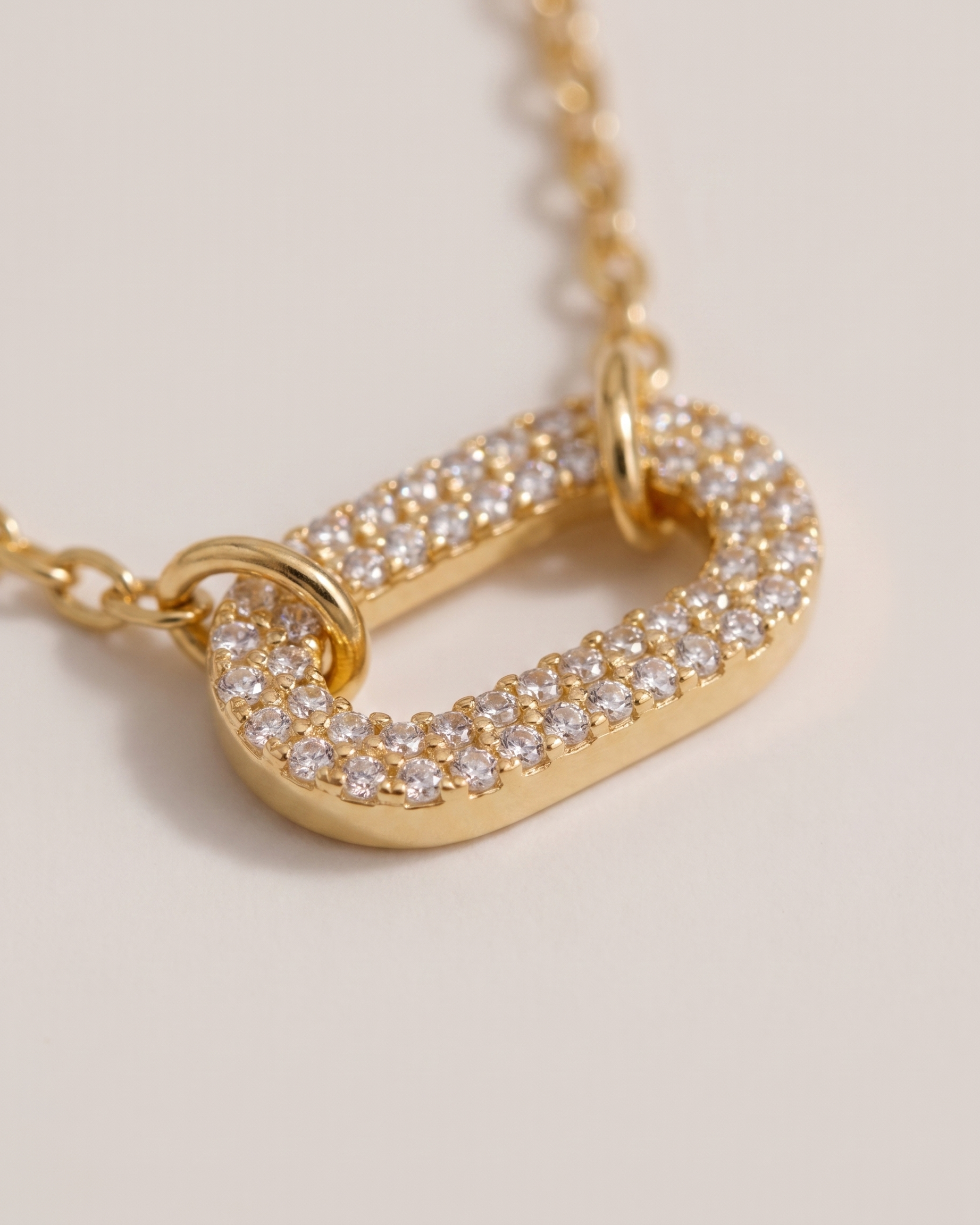 Anneau double ring zircon necklace macro detail