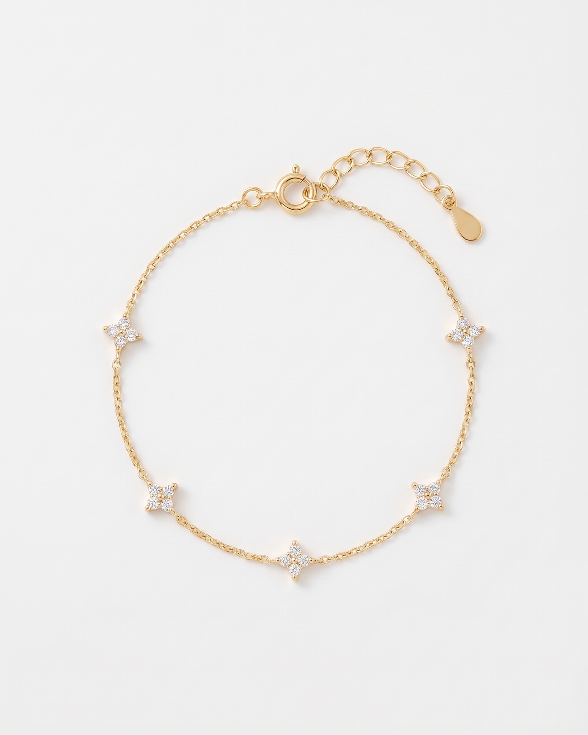 Trefle clover gold bracelet with clasp and extender on soft background