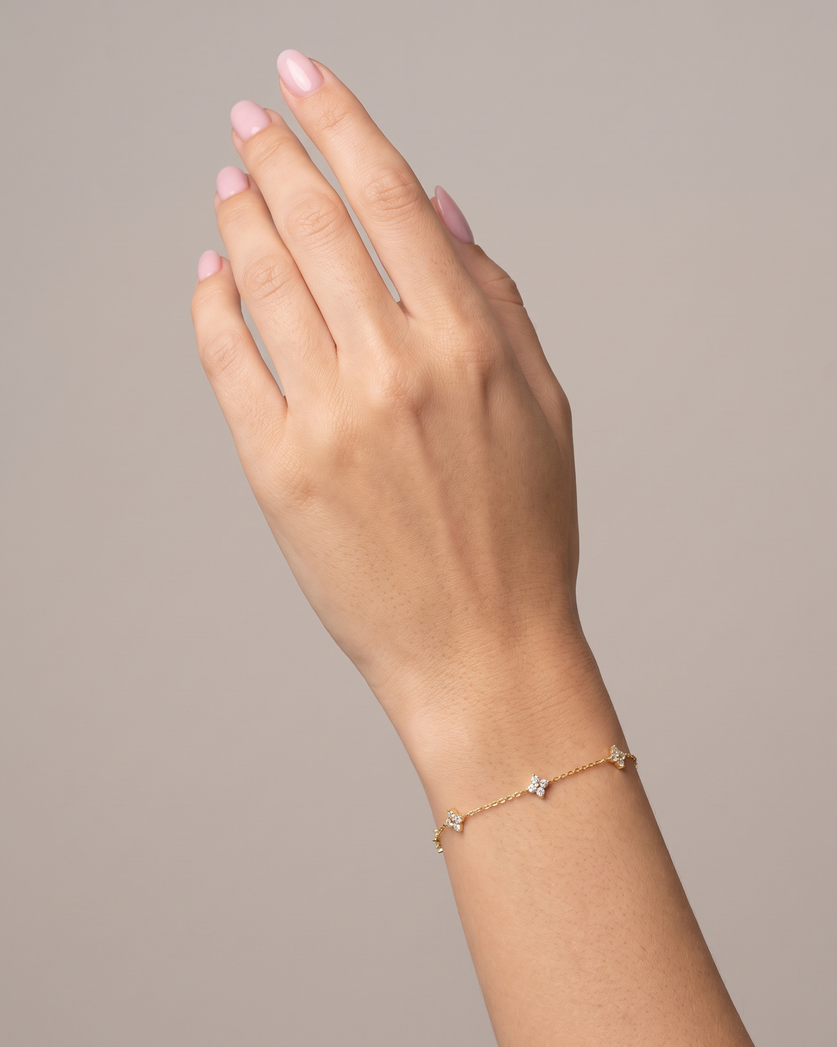 Trefle clover bracelet worn on wrist