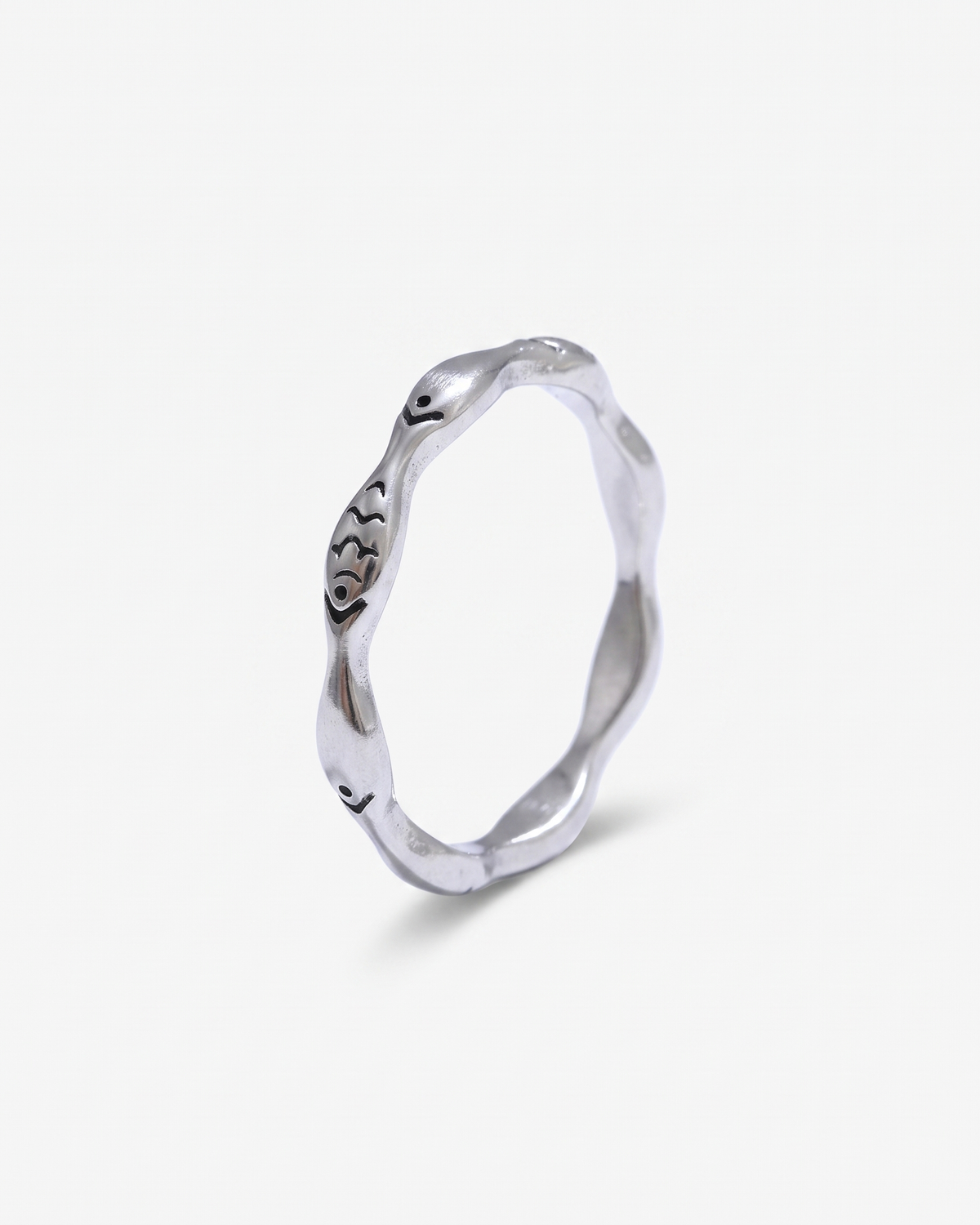 Poisson silver fish ring on off white background