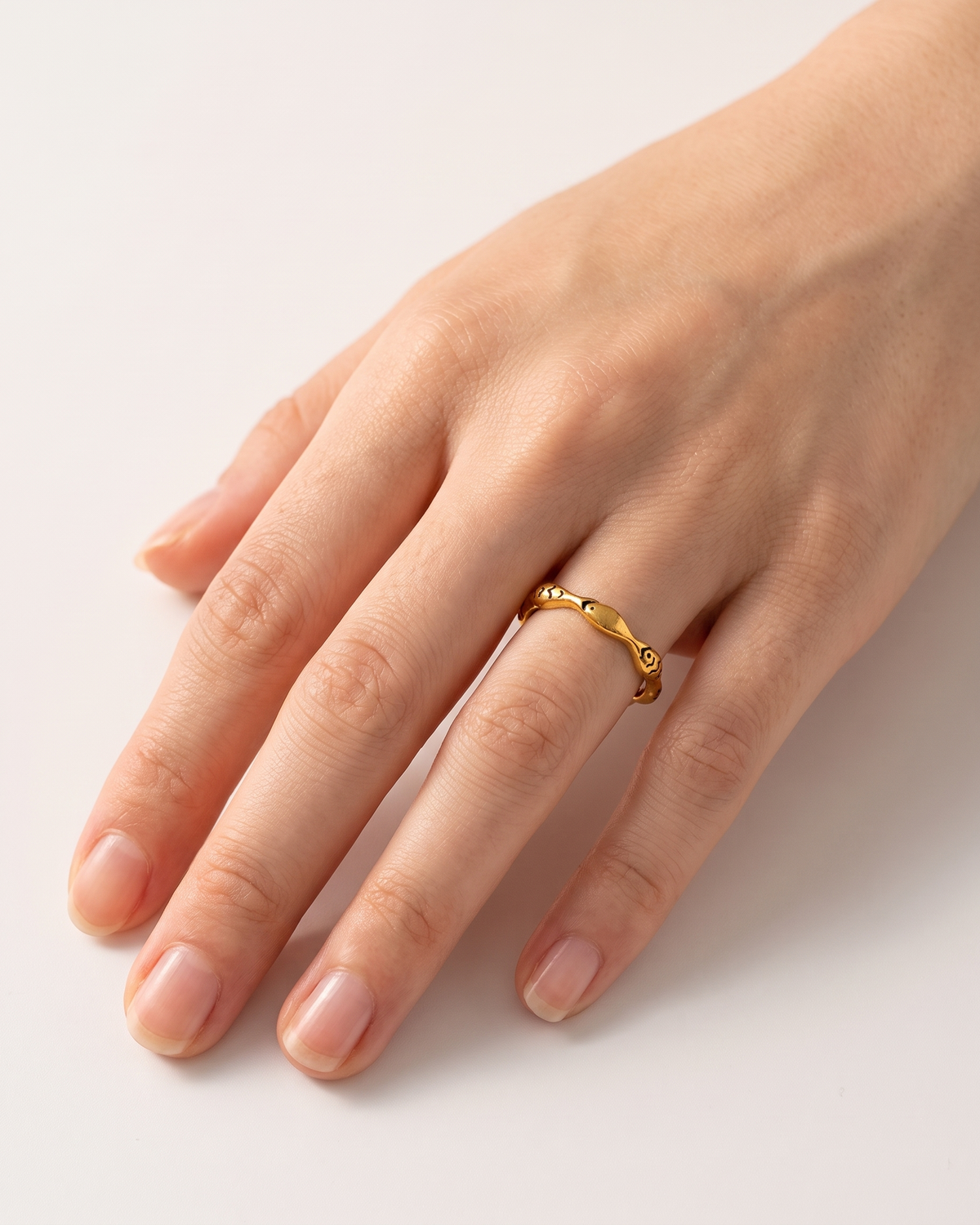 Poisson fish ring worn on hand