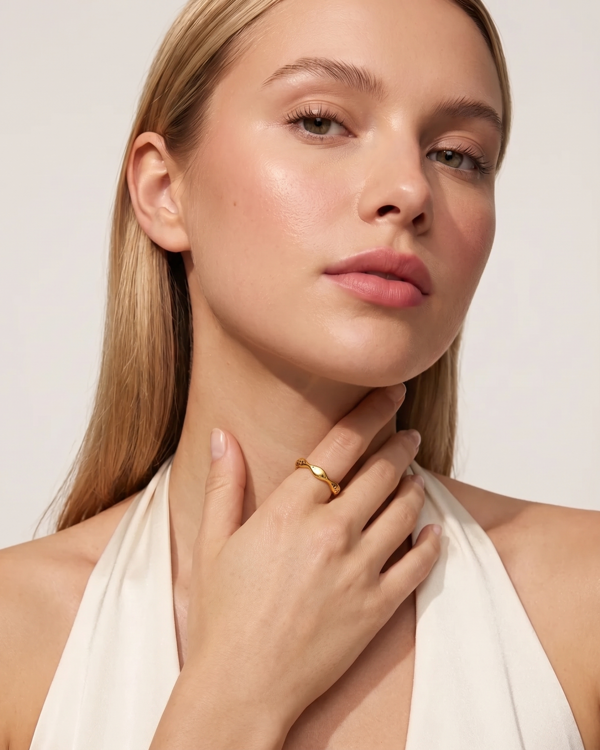 Poisson fish ring worn on model hand to neck