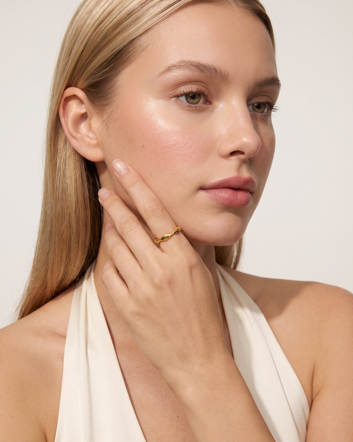 Poisson fish ring worn on model hand to cheek