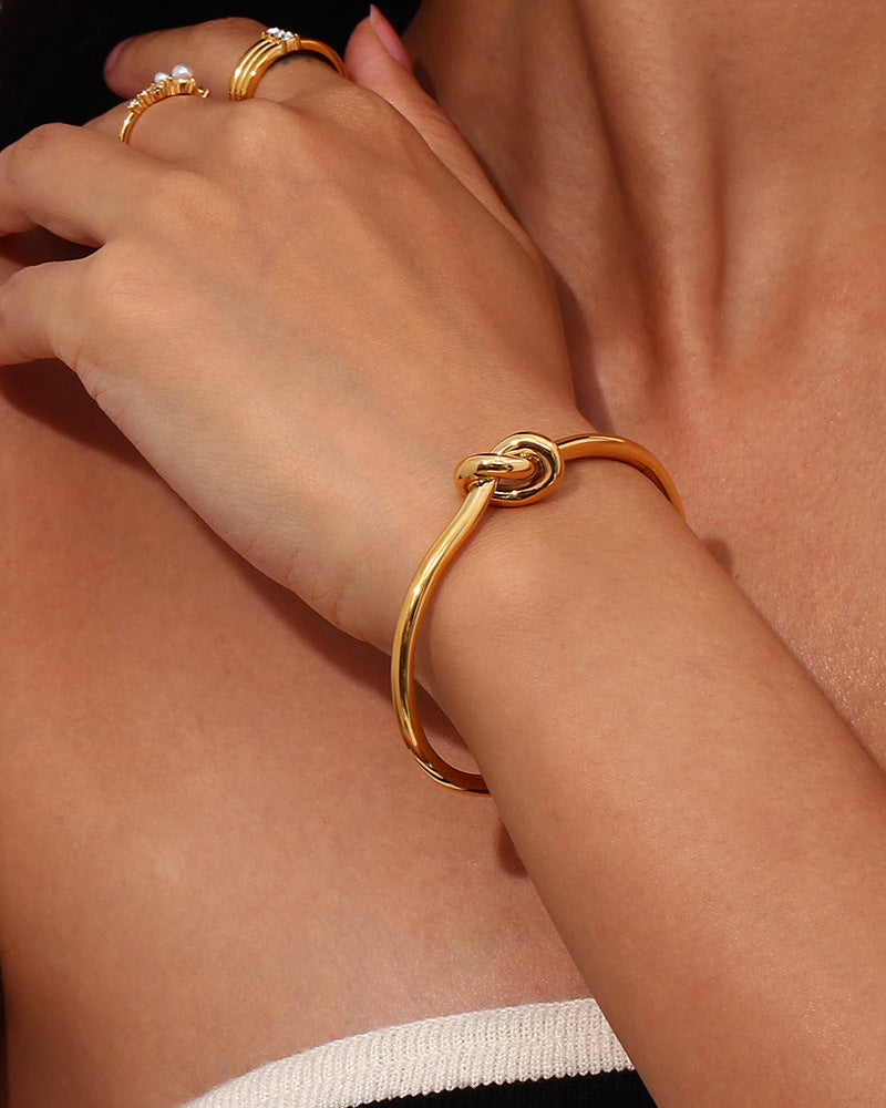 Élise Gold Knot Bangle 2