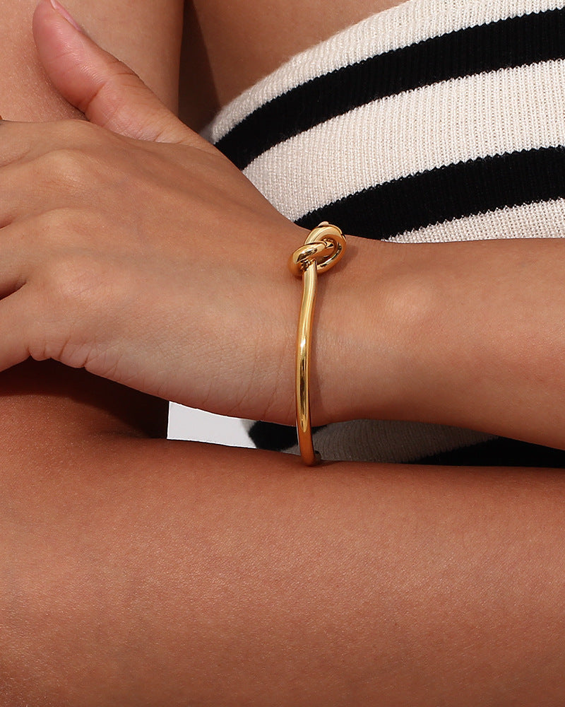 Élise Gold Knot Bangle 3