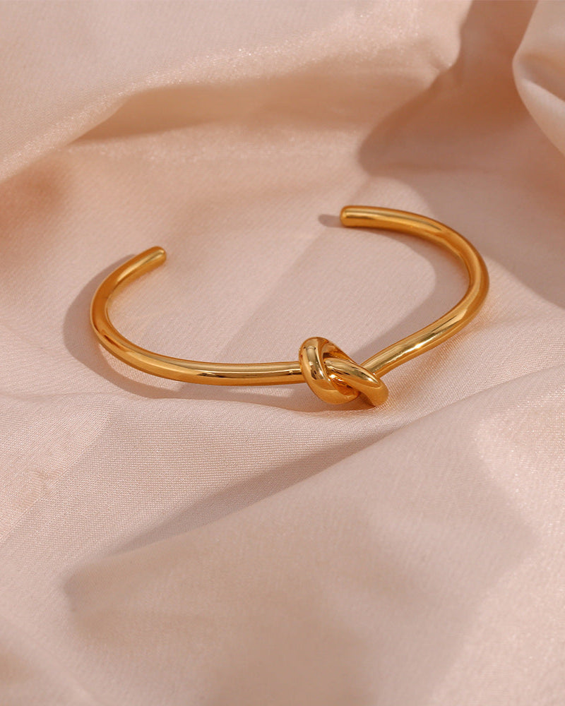 Élise Gold Knot Bangle 4