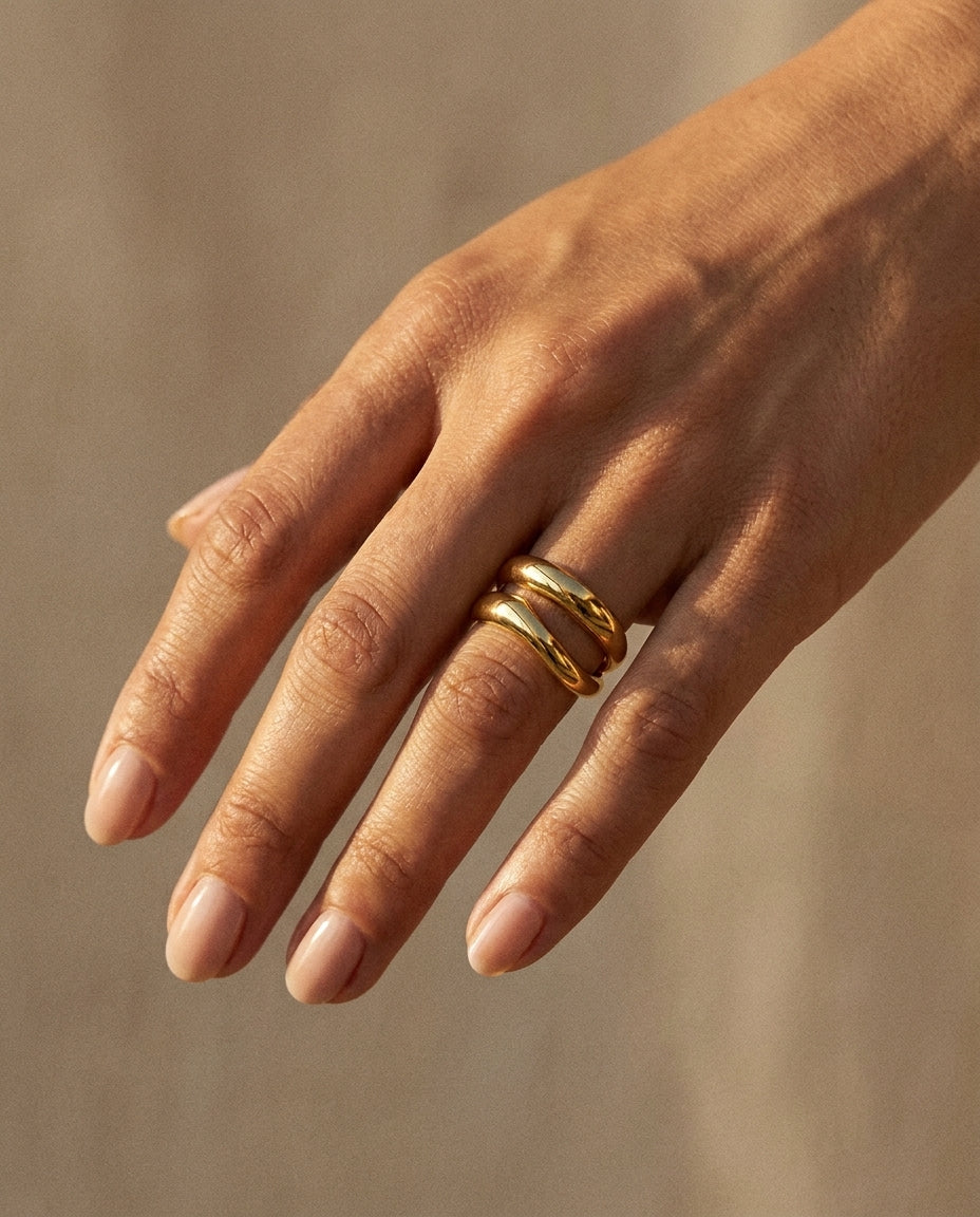 Axelle Ring on hand