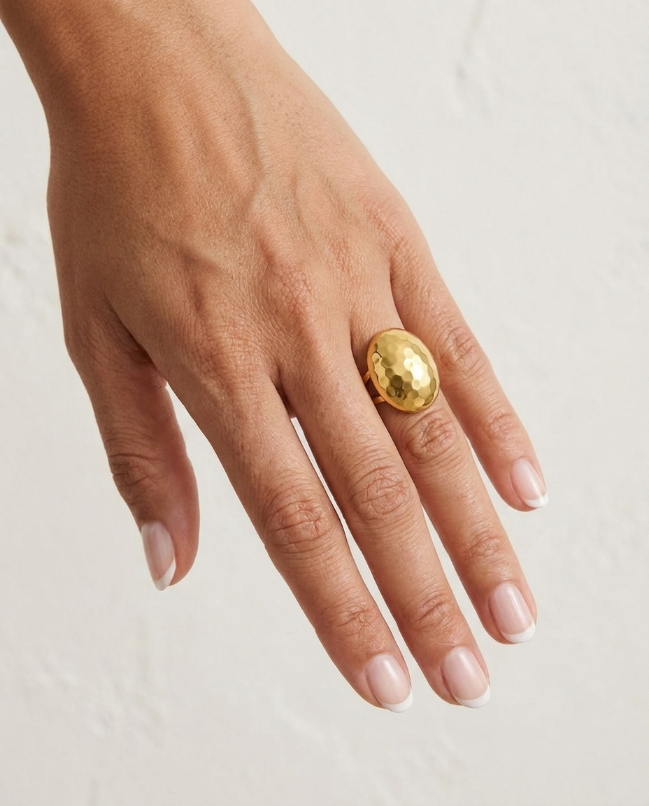 Dome Ring cream wall hand