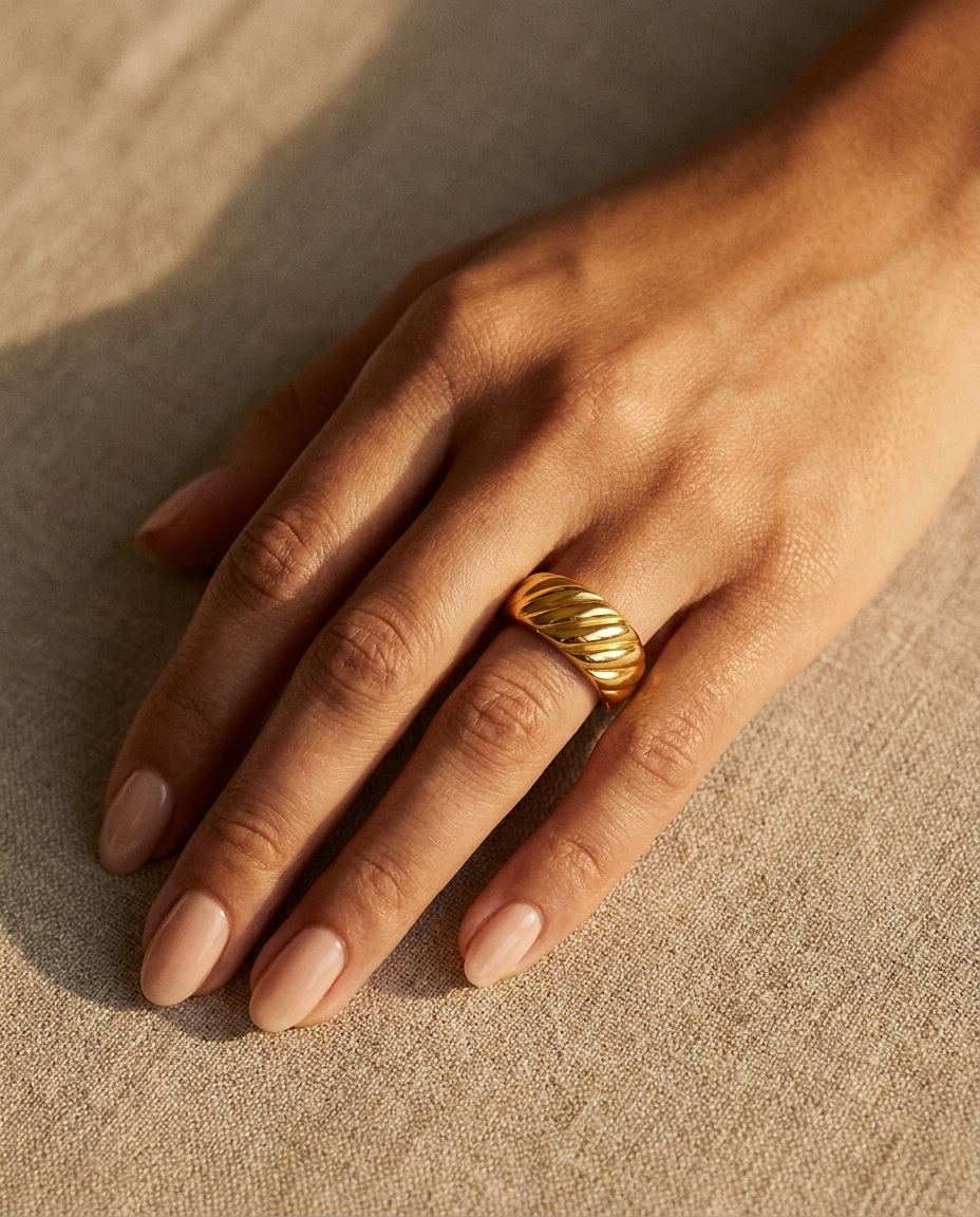 Elia Ring on hand