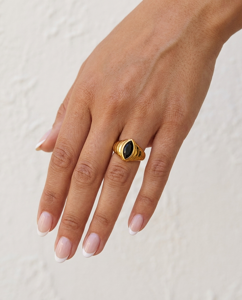 Selva Ring cream wall hand