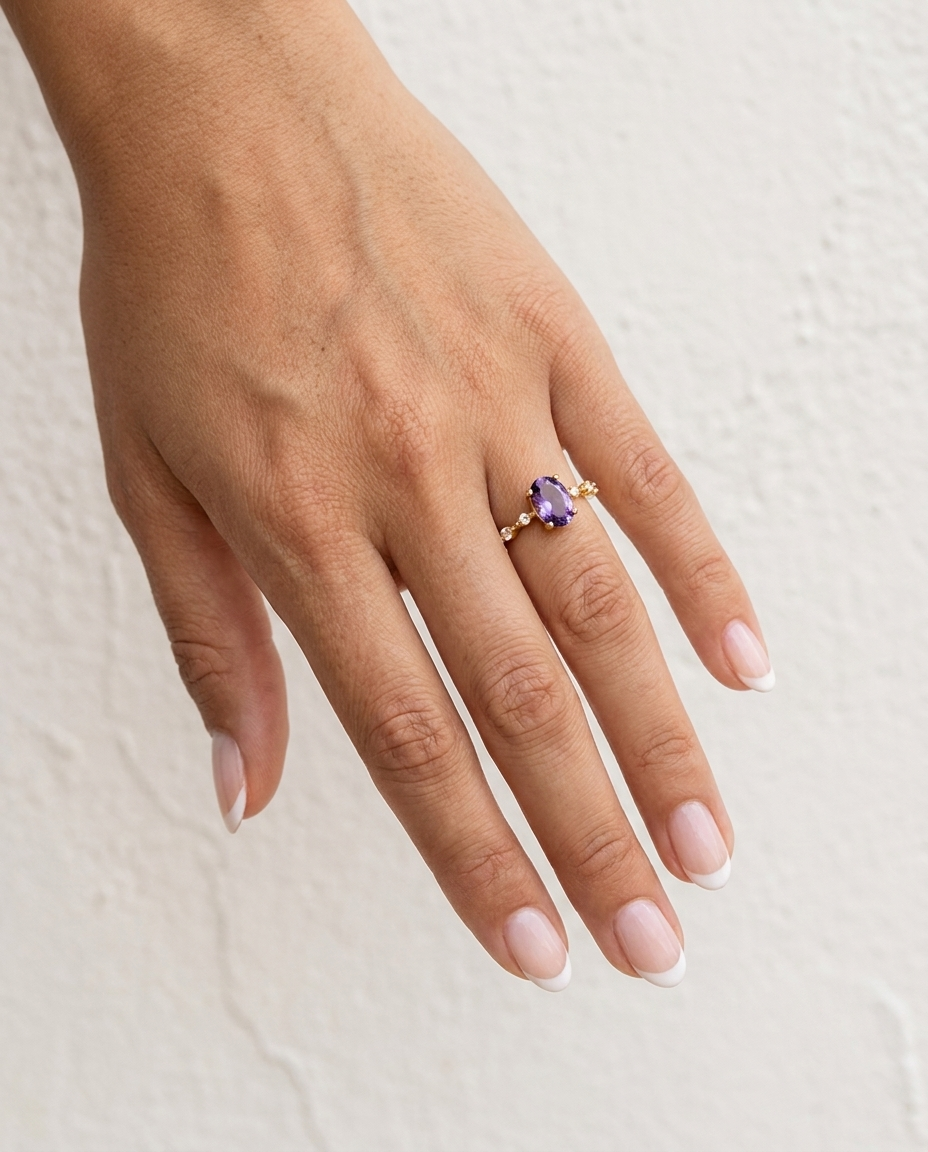 Evy Ring cream wall hand