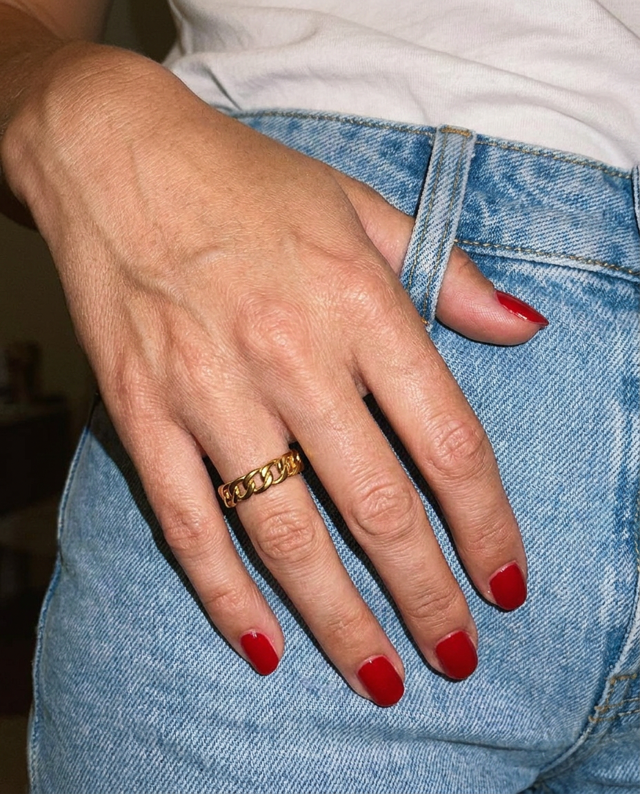 Aurelie Laurel Ring candid flash