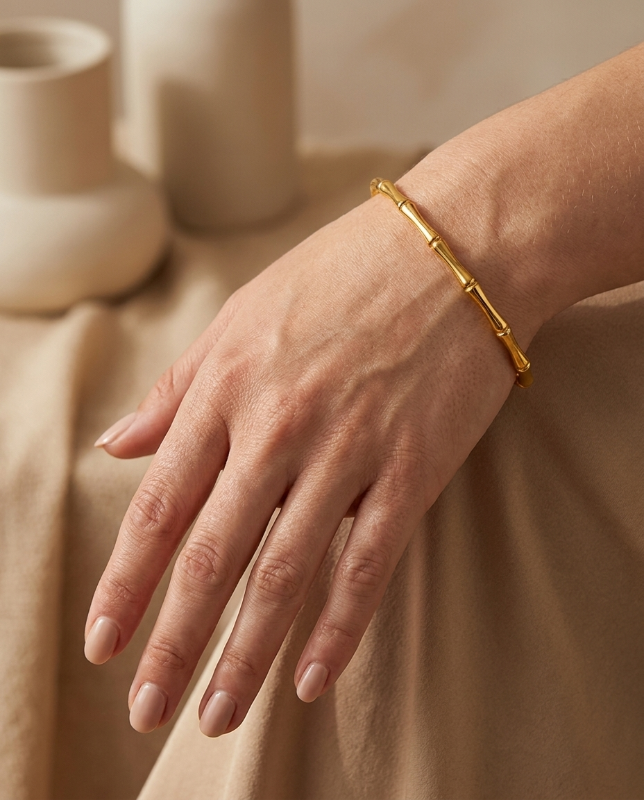 Élise Bangle on wrist