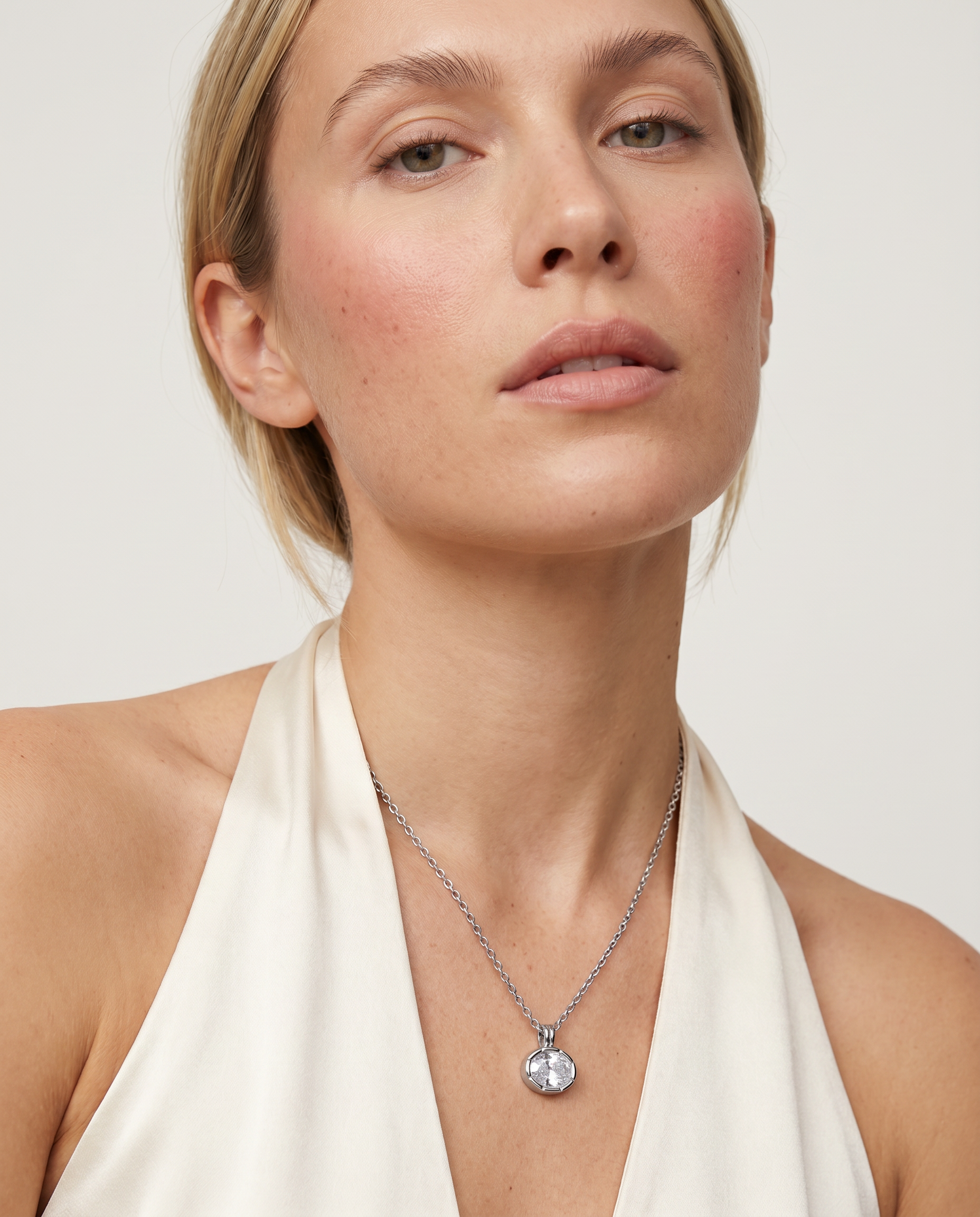 Océane Necklace silver on model