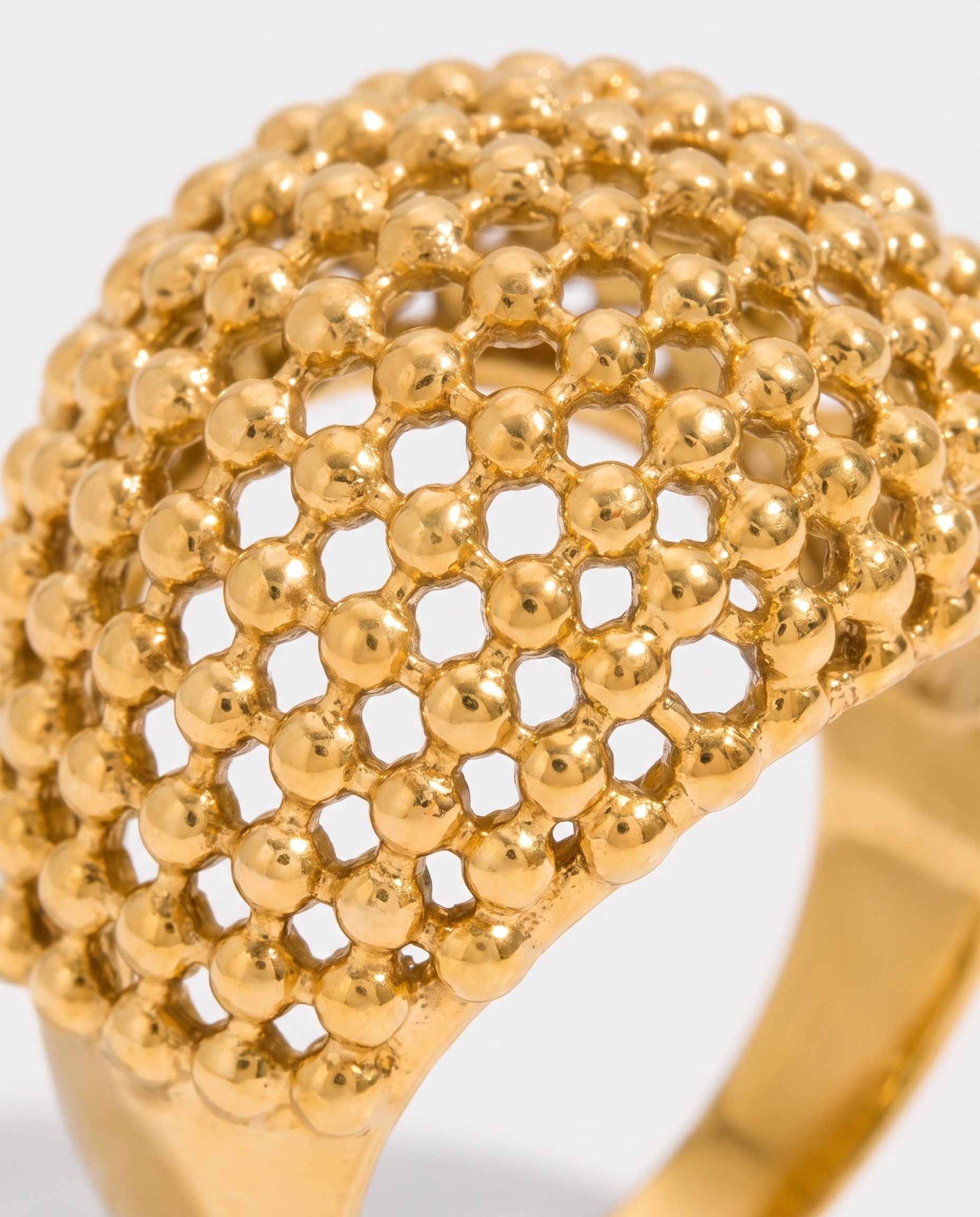 Maille gold dome ring openwork macro detail