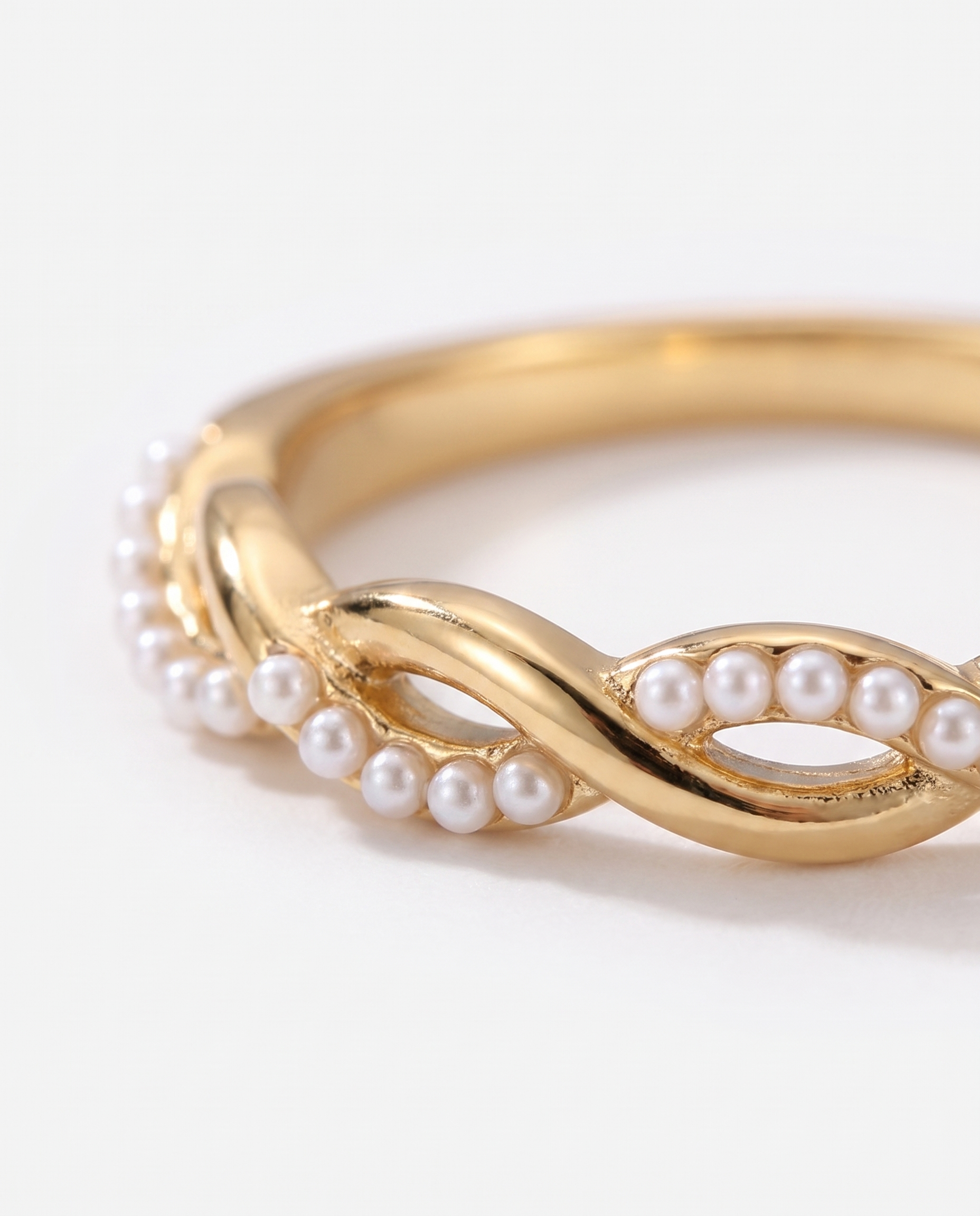 Torsade twisted pearl ring macro detail