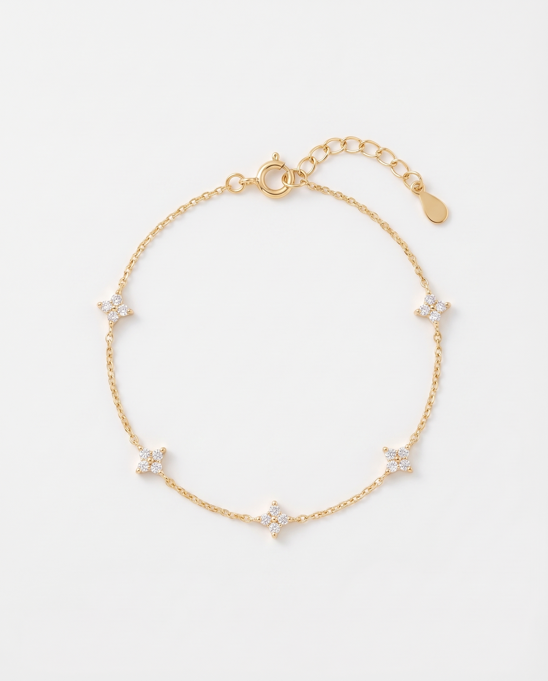 Trefle clover gold bracelet with clasp and extender on soft background