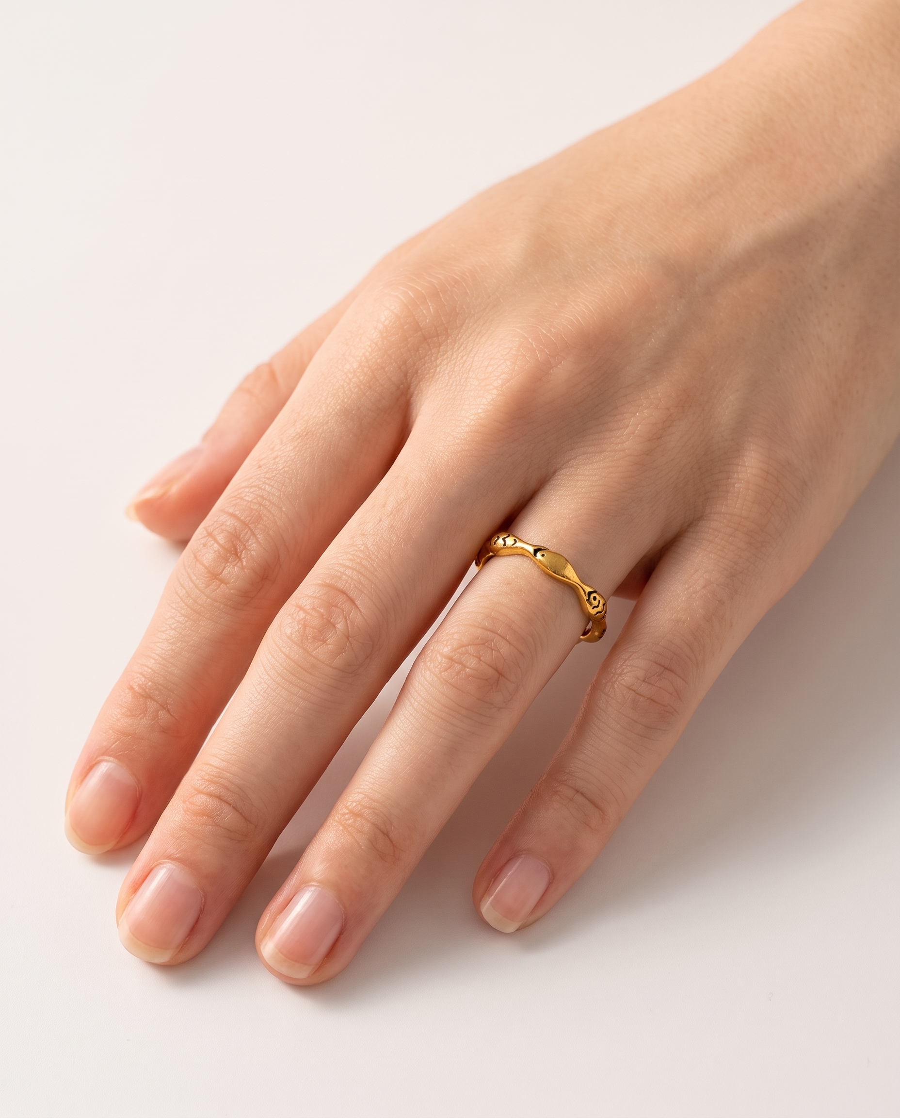 Poisson fish ring worn on hand