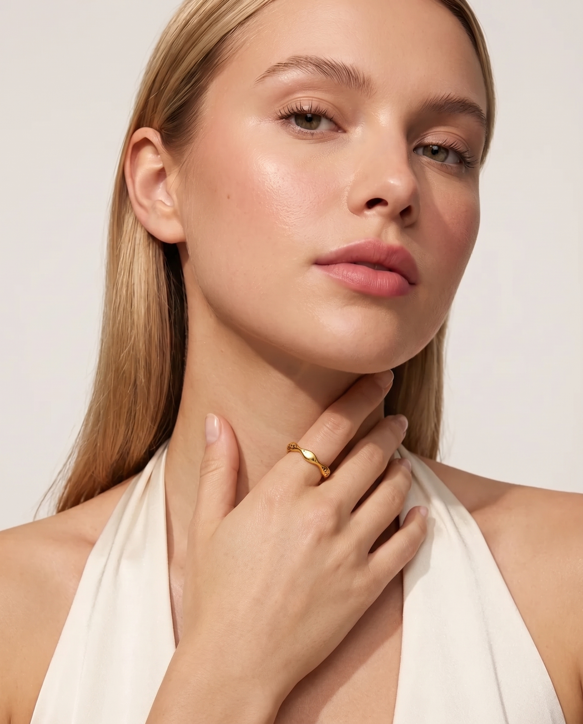 Poisson fish ring worn on model hand to neck