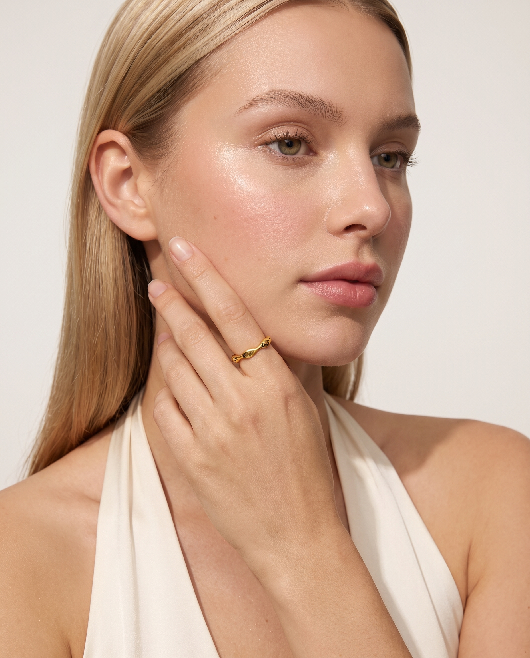 Poisson fish ring worn on model hand to cheek